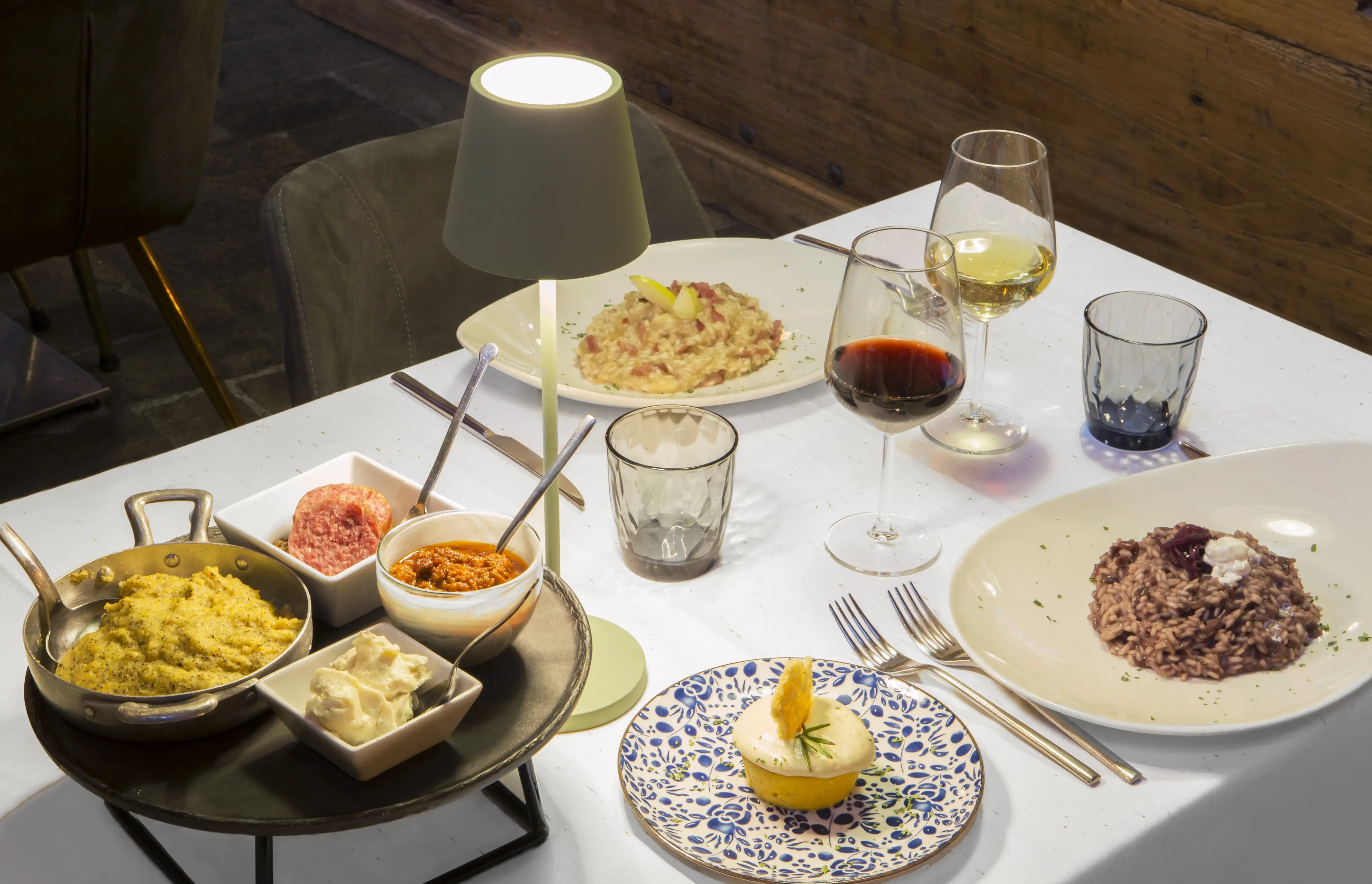 Dettaglio risotto giallo cremoso e fumante