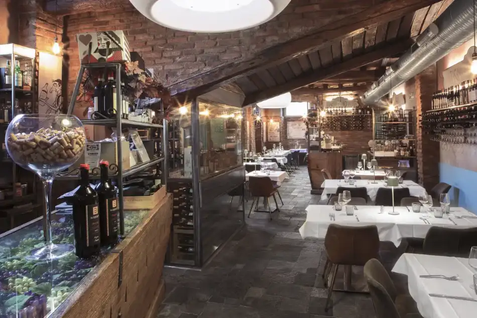 Interni caldi ed eleganti Taverna Guyot